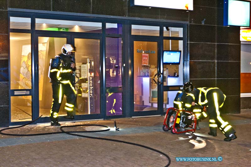14042501.jpg - FOTOOPDRACHT:Dordrecht:25-04-2014:Een binnen brand bij de Hypotheker aan de Johan de Witstraat heeft veel rook en waterschade opgeleverd, net voor middennacht werd er een melding gedaan van een binnen brand in het gebouw, de brandweer forceerde een deur om toegang te verschaffen naar het pand. Op de boven verdieping was de brand uitgebroken. de brandweer kwam met 3 voertuigen ter plaatse en was ruim een uur bezig om de brand en de rook te bestrijden, enkelen woning boven de hypotheker, werden tijdelijk ontruimd ivm rook ontwikkeling de bewoners keken van af de straat mee en konden naar afloop weer terug naar hun woningen. Deze digitale foto blijft eigendom van FOTOPERSBURO BUSINK. Wij hanteren de voorwaarden van het N.V.F. en N.V.J. Gebruik van deze foto impliceert dat u bekend bent  en akkoord gaat met deze voorwaarden bij publicatie.EB/ETIENNE BUSINK