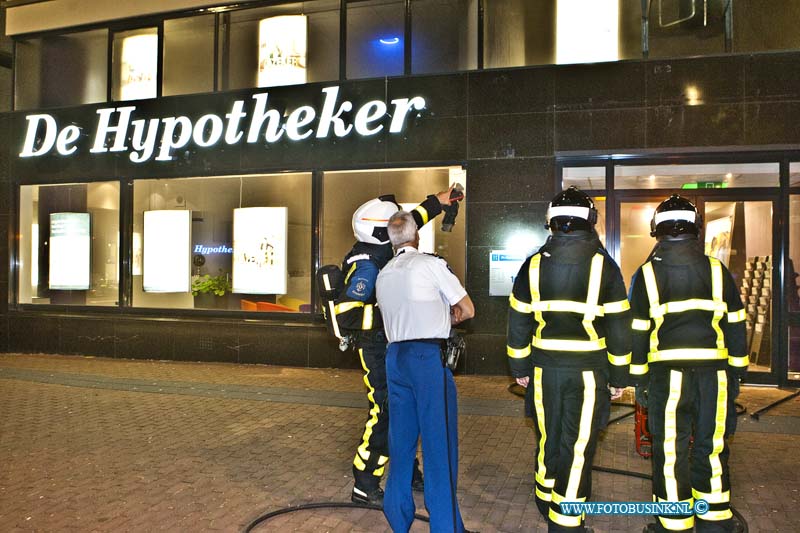 14042502.jpg - FOTOOPDRACHT:Dordrecht:25-04-2014:Een binnen brand bij de Hypotheker aan de Johan de Witstraat heeft veel rook en waterschade opgeleverd, net voor middennacht werd er een melding gedaan van een binnen brand in het gebouw, de brandweer forceerde een deur om toegang te verschaffen naar het pand. Op de boven verdieping was de brand uitgebroken. de brandweer kwam met 3 voertuigen ter plaatse en was ruim een uur bezig om de brand en de rook te bestrijden, enkelen woning boven de hypotheker, werden tijdelijk ontruimd ivm rook ontwikkeling de bewoners keken van af de straat mee en konden naar afloop weer terug naar hun woningen. Deze digitale foto blijft eigendom van FOTOPERSBURO BUSINK. Wij hanteren de voorwaarden van het N.V.F. en N.V.J. Gebruik van deze foto impliceert dat u bekend bent  en akkoord gaat met deze voorwaarden bij publicatie.EB/ETIENNE BUSINK