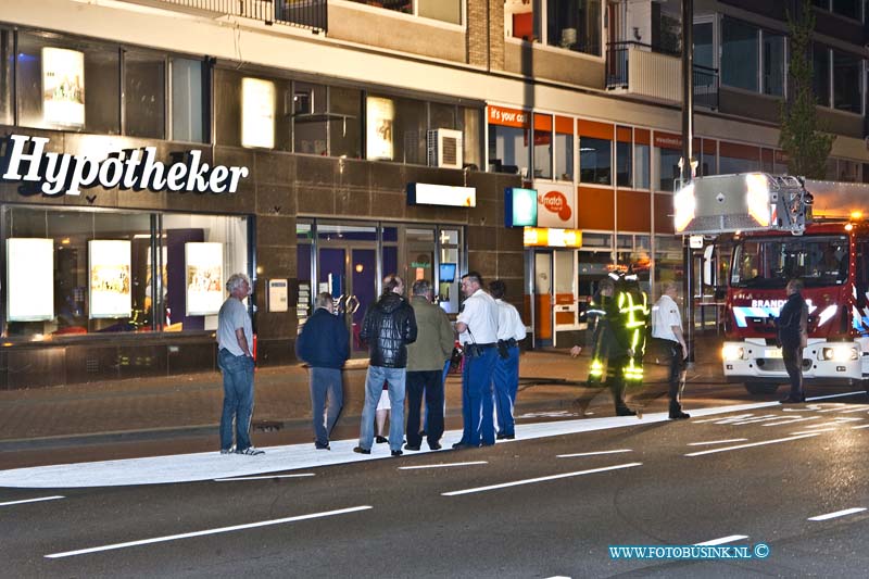 14042503.jpg - FOTOOPDRACHT:Dordrecht:25-04-2014:Een binnen brand bij de Hypotheker aan de Johan de Witstraat heeft veel rook en waterschade opgeleverd, net voor middennacht werd er een melding gedaan van een binnen brand in het gebouw, de brandweer forceerde een deur om toegang te verschaffen naar het pand. Op de boven verdieping was de brand uitgebroken. de brandweer kwam met 3 voertuigen ter plaatse en was ruim een uur bezig om de brand en de rook te bestrijden, enkelen woning boven de hypotheker, werden tijdelijk ontruimd ivm rook ontwikkeling de bewoners keken van af de straat mee en konden naar afloop weer terug naar hun woningen. Deze digitale foto blijft eigendom van FOTOPERSBURO BUSINK. Wij hanteren de voorwaarden van het N.V.F. en N.V.J. Gebruik van deze foto impliceert dat u bekend bent  en akkoord gaat met deze voorwaarden bij publicatie.EB/ETIENNE BUSINK