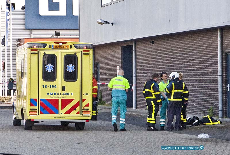 14042604.jpg - FOTOOPDRACHT:Dordrecht:26-04-2014:Bij een middelbrand bij Carpetland op de woonboulevard aan de mijlweg te Dordrecht, is vanmorgen een brandweer vrouw licht gewond geraakt, ze is meegenomen door de ambulance personeel naar een ziekenhuis voor onderzoek. De brand woede in een soort ontluchting systeem, de brandweer had de brand vrij snel onder controle. Deze digitale foto blijft eigendom van FOTOPERSBURO BUSINK. Wij hanteren de voorwaarden van het N.V.F. en N.V.J. Gebruik van deze foto impliceert dat u bekend bent  en akkoord gaat met deze voorwaarden bij publicatie.EB/ETIENNE BUSINK