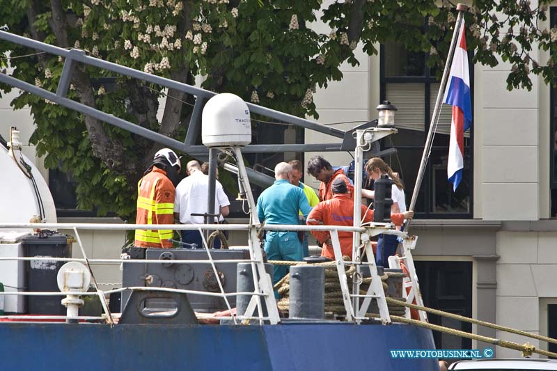 14050101.jpg - Dordrecht:01-05-2014:Man bekneld tijdens werkzaamheden op een schip dat voor reparatie ligt afgemeerd in de Binnen Kalkhaven.Het Amubance personeel verzorgde het slachtoffers en vervoerde het gewonde slachtoffer naar het ziekenhuis. De brandweer kwam ter pllatse m assisentie te verlennen.