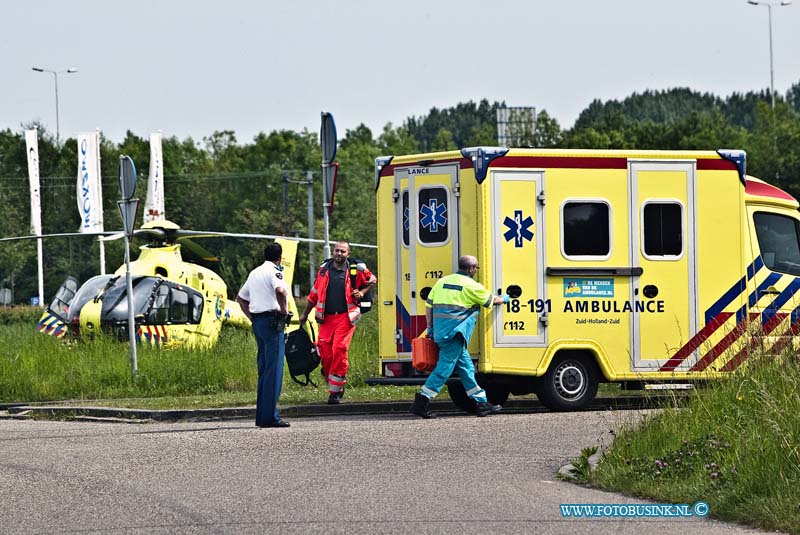 14050415.jpg - FOTOOPDRACHT:Dordrecht:04-05-2014:De Trauma helikopter met het Medisch Trauma Team kwam een ambulance met een spoed transport te hulp op de laan van Barcelona te Dordrecht. Gezamenlijk brachten ze de patiënt naar een ziekenhuis in Rotterdam. Deze digitale foto blijft eigendom van FOTOPERSBURO BUSINK. Wij hanteren de voorwaarden van het N.V.F. en N.V.J. Gebruik van deze foto impliceert dat u bekend bent  en akkoord gaat met deze voorwaarden bij publicatie.EB/ETIENNE BUSINK