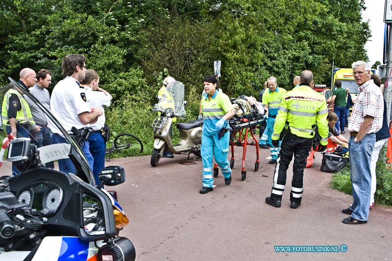 14052607.jpg - FOTOOPDRACHT:Henrik Ido Ambacht:26-05-2014:Bij een aanrijding tussen en Scooter en een Fietser op de krommeweg is 1 persoon zwaar gewond geraakt, mogelijk een Brandweerman die onderweg was naar de zeer grote brand in een bakkerij in Heerjaarsdam. Een trauma helikpopter verleende bijstand aan het slachtoffer, deze werd met een Ambulance naar het ziekenhuis gebracht. De T.V.O. van de Politie stelt een uitgebreid onderzoek naar de toedracht van dit ongeval.Deze digitale foto blijft eigendom van FOTOPERSBURO BUSINK. Wij hanteren de voorwaarden van het N.V.F. en N.V.J. Gebruik van deze foto impliceert dat u bekend bent  en akkoord gaat met deze voorwaarden bij publicatie.EB/ETIENNE BUSINK
