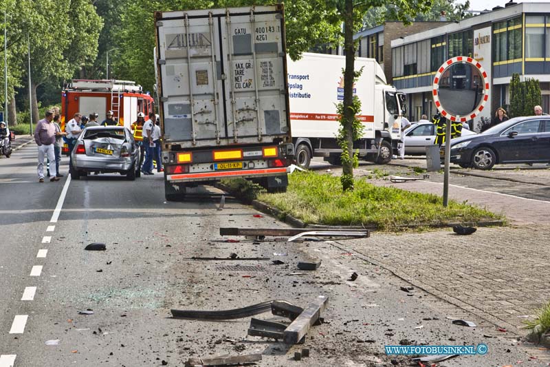14060208.jpg - FOTOOPDRACHT:Dordrecht:02-06-2014:Bij een aanrijding op de Mijlweg ter hoogte nr 77 tussen 2 vrachtwagens en een personen auto was de rijbaan enkelen uren voor al het verkeer gestremd en dat tijdens de spit wat tot een verkeer gaos leide. ook raakt nog enkelen auto beschadigd door de brokstukken die rond volgen en op de weg lagen. Alle auto raakt zwaar beschadigd door de aanrijding. Bij de aanrijdinging raakt 3 mensen gewond. De laatste vrachtwagen zag waarschijnlijk te laat de file die was ontstaan door een auto de inrit nam naar 1 van de bedrijven en ook nog het fietspad moest door kruisen. Deze digitale foto blijft eigendom van FOTOPERSBURO BUSINK. Wij hanteren de voorwaarden van het N.V.F. en N.V.J. Gebruik van deze foto impliceert dat u bekend bent  en akkoord gaat met deze voorwaarden bij publicatie.EB/ETIENNE BUSINK
