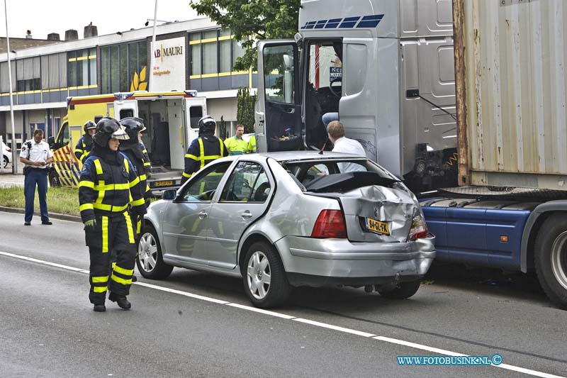 14060209.jpg - FOTOOPDRACHT:Dordrecht:02-06-2014:Bij een aanrijding op de Mijlweg ter hoogte nr 77 tussen 2 vrachtwagens en een personen auto was de rijbaan enkelen uren voor al het verkeer gestremd en dat tijdens de spit wat tot een verkeer gaos leide. ook raakt nog enkelen auto beschadigd door de brokstukken die rond volgen en op de weg lagen. Alle auto raakt zwaar beschadigd door de aanrijding. Bij de aanrijdinging raakt 3 mensen gewond. De laatste vrachtwagen zag waarschijnlijk te laat de file die was ontstaan door een auto de inrit nam naar 1 van de bedrijven en ook nog het fietspad moest door kruisen. Deze digitale foto blijft eigendom van FOTOPERSBURO BUSINK. Wij hanteren de voorwaarden van het N.V.F. en N.V.J. Gebruik van deze foto impliceert dat u bekend bent  en akkoord gaat met deze voorwaarden bij publicatie.EB/ETIENNE BUSINK