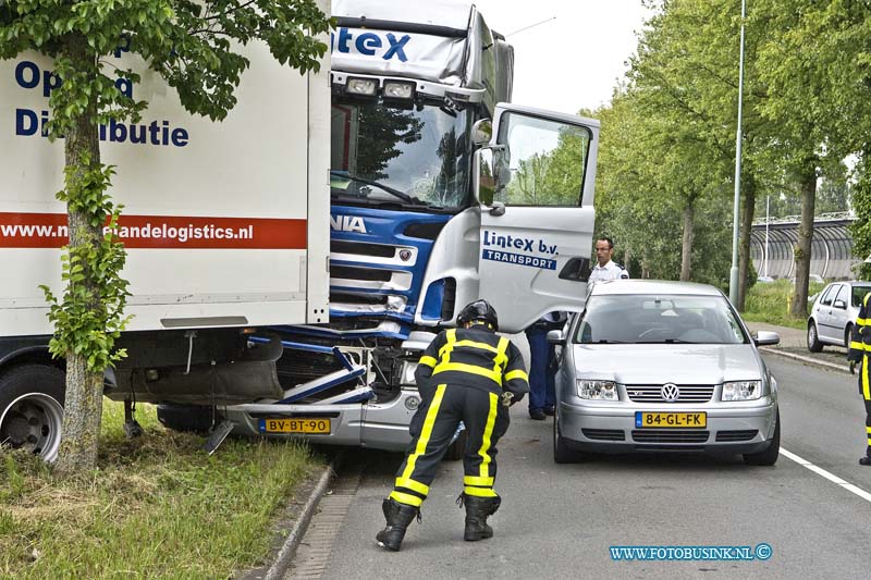 14060210.jpg - FOTOOPDRACHT:Dordrecht:02-06-2014:Bij een aanrijding op de Mijlweg ter hoogte nr 77 tussen 2 vrachtwagens en een personen auto was de rijbaan enkelen uren voor al het verkeer gestremd en dat tijdens de spit wat tot een verkeer gaos leide. ook raakt nog enkelen auto beschadigd door de brokstukken die rond volgen en op de weg lagen. Alle auto raakt zwaar beschadigd door de aanrijding. Bij de aanrijdinging raakt 3 mensen gewond. De laatste vrachtwagen zag waarschijnlijk te laat de file die was ontstaan door een auto de inrit nam naar 1 van de bedrijven en ook nog het fietspad moest door kruisen. Deze digitale foto blijft eigendom van FOTOPERSBURO BUSINK. Wij hanteren de voorwaarden van het N.V.F. en N.V.J. Gebruik van deze foto impliceert dat u bekend bent  en akkoord gaat met deze voorwaarden bij publicatie.EB/ETIENNE BUSINK