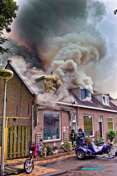 14061008.jpg - FOTOOPDRACHT:Zwijndrecht:10-06-2014:  In de Lindtsestraat in Zwijndrecht is een felle brand in een rijtje van vier woningen. De brand ontstond dinsdagmiddag iets na half vijf, kort tijd later was het al uitslaande brand. De brand begon een woning maar sloeg al snel over naar de drie naastgelegen huizen. Inmiddels is van drie woningen de bovenverdieping verwoest, en staat die van de vierde in brand. Volgens burgemeester Dominic Schreijer gaat het om oude woningen met een geschiedenis. Het is heel dramatisch, de mensen zijn helemaal over hun toeren. De brandweer is momenteel nog druk bezig het vuur te bestrijden. Daarvoor wordt water opgepompt uit de Uilenhaven. De rookwolken zijn tot in de verre omtrek te zien. Hoe de brand is ontstaan is nog niet bekend. De regio brandweer is met veel voertuigen aanwezig. De gemeente Zwijndrecht is bezig opvang te regelen voor de bewoners. Er raakte zover niemand gewond en paar honden en katte werden gered 2 aquaria konden helaas niet gered worden.  Deze digitale foto blijft eigendom van FOTOPERSBURO BUSINK. Wij hanteren de voorwaarden van het N.V.F. en N.V.J. Gebruik van deze foto impliceert dat u bekend bent  en akkoord gaat met deze voorwaarden bij publicatie.EB/ETIENNE BUSINK