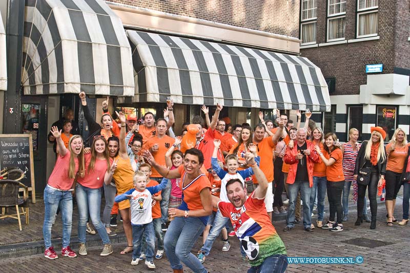 14061813.jpg - FOTOOPDRACHT:Dordrecht:18-06-2014:De wedstrijd Nederland tegen Australie op scheffersplein word een feestje geviert na de overwinningDeze digitale foto blijft eigendom van FOTOPERSBURO BUSINK. Wij hanteren de voorwaarden van het N.V.F. en N.V.J. Gebruik van deze foto impliceert dat u bekend bent  en akkoord gaat met deze voorwaarden bij publicatie.EB/ETIENNE BUSINK