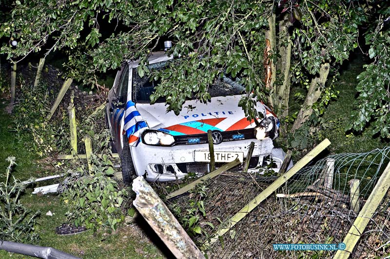 14062803.jpg - FOTOOPDRACHT:Papendrecht -Sliedrecht: 28-06-2014: Op de Baanhoek is vanavond een aanrijding letsel geweest met een politie auto die over de kop sloeg toen hij op de dijk  uit bocht vloog en door een hekwerk heen reed en uit eindelijk tegen een boom tot stilstand kwam.  Deze digitale foto blijft eigendom van FOTOPERSBURO BUSINK. Wij hanteren de voorwaarden van het N.V.F. en N.V.J. Gebruik van deze foto impliceert dat u bekend bent  en akkoord gaat met deze voorwaarden bij publicatie.EB/ETIENNE BUSINK