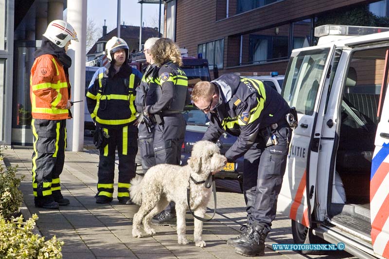 15040503.jpg - FOTOOPDRACHT:Zwijndrecht:05-04-2015:ZWIJNDRECHT - Bij een slaapkamerbrand is 1e paasdag in de ochtend van 05 april 2015 is een vrouw gewond geraakt in haar slaapkamer, toen haar rolstoel in brand raakte. De bewoners van de woning aan Tolhuis wisten zich in veiligheid te brengen. De hulp hond heeft alarm geslagen en werd door de politie meegenomen om later met zijn baasje te herenigd te worden.Deze digitale foto blijft eigendom van FOTOPERSBURO BUSINK. Wij hanteren de voorwaarden van het N.V.F. en N.V.J. Gebruik van deze foto impliceert dat u bekend bent  en akkoord gaat met deze voorwaarden bij publicatie.EB/ETIENNE BUSINK