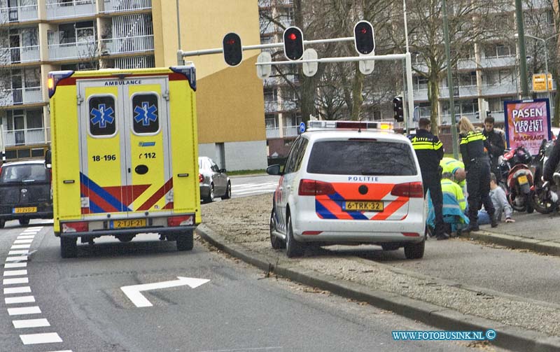 15040601.jpg - FOTOOPDRACHT:Dordrecht:06-04-2015:DORDRECHT - 2e paasdag maandag 06-april 2015 Bij een ongeval op de Galileilaan tussen verschillende bromfietsen is 1 persoon gewond geraakt aan zijn been, de ambulance nam de gewonde man mee naar het ziekenhuis voor onderzoek.Deze digitale foto blijft eigendom van FOTOPERSBURO BUSINK. Wij hanteren de voorwaarden van het N.V.F. en N.V.J. Gebruik van deze foto impliceert dat u bekend bent  en akkoord gaat met deze voorwaarden bij publicatie.EB/ETIENNE BUSINK