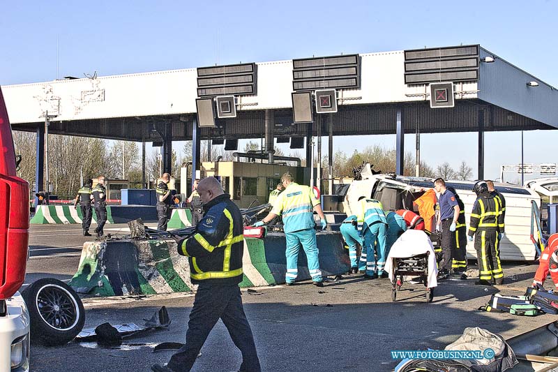 15041801.jpg - FOTOOPDRACHT:Dordrecht:18-04-2015 DORDRECHT - Bij een ernstig 1 zijdig ongeval op de Provinaleweg N217 nabij de Kiltunnel is zaterdagmorgen een bestelbusje op de vangrail geklapt met hoge snelheid. De inzittende werden door Trauma-arts uit de Traumaheli en ambulance personeel en brandweer behandeld en zijn mogelijk overleden. De klap was zo groot dat het busje volledig uit elkaar ligtDeze digitale foto blijft eigendom van FOTOPERSBURO BUSINK. Wij hanteren de voorwaarden van het N.V.F. en N.V.J. Gebruik van deze foto impliceert dat u bekend bent  en akkoord gaat met deze voorwaarden bij publicatie.EB/ETIENNE BUSINK