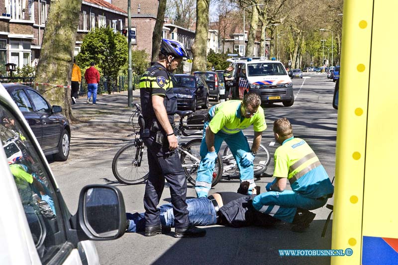 15041905.jpg - FOTOOPDRACHT:Dordrecht:19-04-2015:Dordrecht - zondagmiddag 19- april 2015 Op de Bosboom Toussaintstraat bij een verkeers ongeval tussen auto en een fietser,is een man gewond geraakt. De fietser raak te gewond aan zijn hoofd en werd voor onderzoek mee genomen naar het ziekenhuis. De politie stelt een onderzoek in naar de toedracht van het ongeval, de weg was geruime tijd afgesloten voor het verkeer.Deze digitale foto blijft eigendom van FOTOPERSBURO BUSINK. Wij hanteren de voorwaarden van het N.V.F. en N.V.J. Gebruik van deze foto impliceert dat u bekend bent  en akkoord gaat met deze voorwaarden bij publicatie.EB/ETIENNE BUSINK
