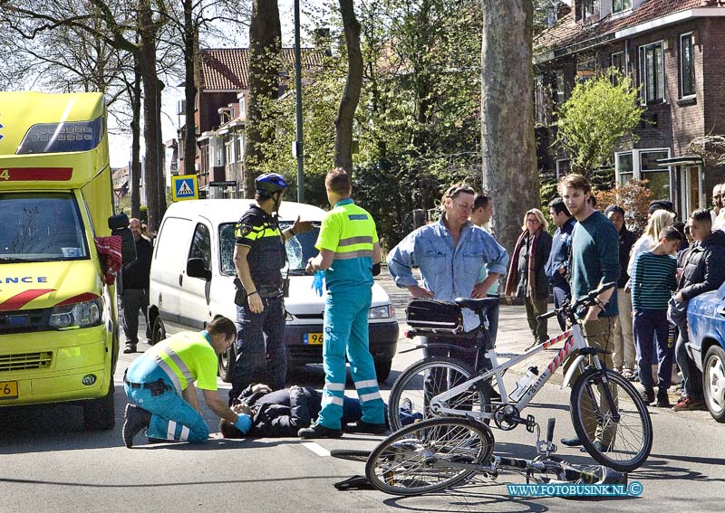 15041906.jpg - FOTOOPDRACHT:Dordrecht:19-04-2015:Dordrecht - zondagmiddag 19- april 2015 Op de Bosboom Toussaintstraat bij een verkeers ongeval tussen auto en een fietser,is een man gewond geraakt. De fietser raak te gewond aan zijn hoofd en werd voor onderzoek mee genomen naar het ziekenhuis. De politie stelt een onderzoek in naar de toedracht van het ongeval, de weg was geruime tijd afgesloten voor het verkeer.Deze digitale foto blijft eigendom van FOTOPERSBURO BUSINK. Wij hanteren de voorwaarden van het N.V.F. en N.V.J. Gebruik van deze foto impliceert dat u bekend bent  en akkoord gaat met deze voorwaarden bij publicatie.EB/ETIENNE BUSINK