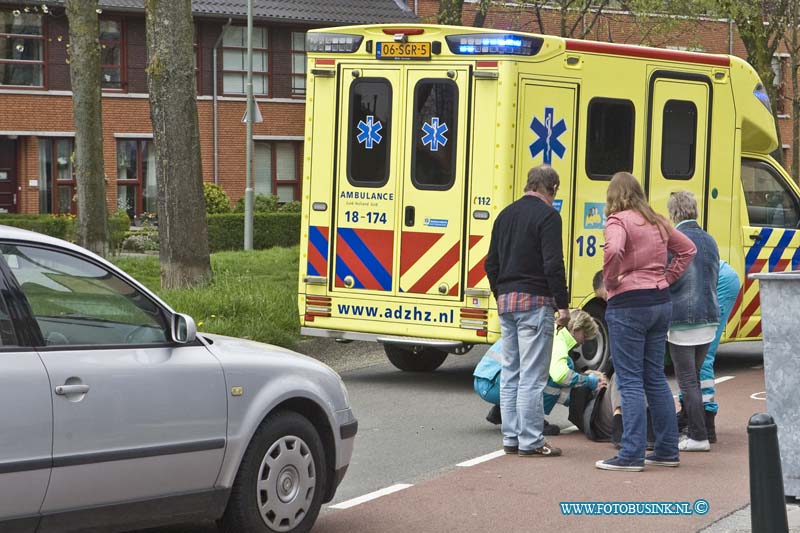 15042304.jpg - FOTOOPDRACHT:Dordrecht:23-04-2015:DORDRECHT - 23 april 2015 op de Brouwersdijk is een vrouw gevallen met de fiets, ze raakte gewond en werd voor behandeling vervoert naar het ziekeknhuis door de Ambulancedienst.Deze digitale foto blijft eigendom van FOTOPERSBURO BUSINK. Wij hanteren de voorwaarden van het N.V.F. en N.V.J. Gebruik van deze foto impliceert dat u bekend bent  en akkoord gaat met deze voorwaarden bij publicatie.EB/ETIENNE BUSINK