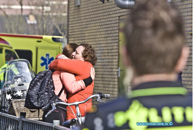 15042404.jpg - Dordrecht:24-04-2015:PAPENDRECHT - 24 april 2015 Bij een fysiotherapie centrum aan de Douwes Dekkerlaan is een kindje ernstig gewond geraakt in een apparaat bekneld een trauma arts uit de Trauma Helikopter moest bijstand verlenen. Het kindje is onder poltie beglijding afgevoerd naar het ziekenhuis. De aanwezige mesen werden door elkaar getroost.Deze digitale foto blijft eigendom van FOTOPERSBURO BUSINK. Wij hanteren de voorwaarden van het N.V.F. en N.V.J. Gebruik van deze foto impliceert dat u bekend bent  en akkoord gaat met deze voorwaarden bij publicatie.EB/ETIENNE BUSINK