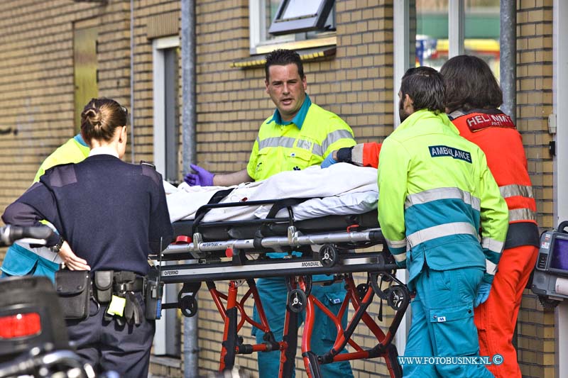 15042405.jpg - Dordrecht:24-04-2015:PAPENDRECHT - 24 april 2015 Bij een fysiotherapie centrum aan de Douwes Dekkerlaan is een kindje ernstig gewond geraakt in een apparaat bekneld een trauma arts uit de Trauma Helikopter moest bijstand verlenen. Het kindje is onder poltie beglijding afgevoerd naar het ziekenhuis. De aanwezige mesen werden door elkaar getroost.Deze digitale foto blijft eigendom van FOTOPERSBURO BUSINK. Wij hanteren de voorwaarden van het N.V.F. en N.V.J. Gebruik van deze foto impliceert dat u bekend bent  en akkoord gaat met deze voorwaarden bij publicatie.EB/ETIENNE BUSINK