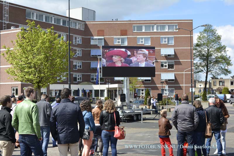 15042760.jpg - Papendrecht:27-04-2015:Koningsdag Dordrecht kijken op schermen op de markt in PapendrechtPAPENDRECHT - Het was een grote drukte rondom de Muziektent en Eilandstraat tijdens de Braderie op Koningsdag 2015.Deze digitale foto blijft eigendom van FOTOPERSBURO BUSINK. Wij hanteren de voorwaarden van het N.V.F. en N.V.J. Gebruik van deze foto impliceert dat u bekend bent  en akkoord gaat met deze voorwaarden bij publicatie.EB/ETIENNE BUSINK