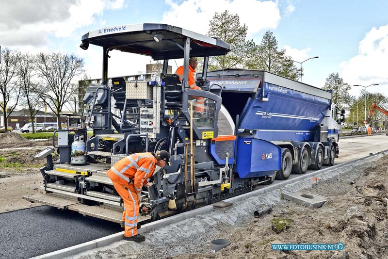 15042803.jpg - Papendrecht:28-04-2015:PAPENDRECHT - 28 april 2015 is de Burgemeester Keijzerweg voorzien van een eerste nieuwe laag asfalt, nadat deze al weken was opgebroken om onderhoud te plegen.  ( Asfalteerwerkzaamheden )Deze digitale foto blijft eigendom van FOTOPERSBURO BUSINK. Wij hanteren de voorwaarden van het N.V.F. en N.V.J. Gebruik van deze foto impliceert dat u bekend bent  en akkoord gaat met deze voorwaarden bij publicatie.EB/ETIENNE BUSINK