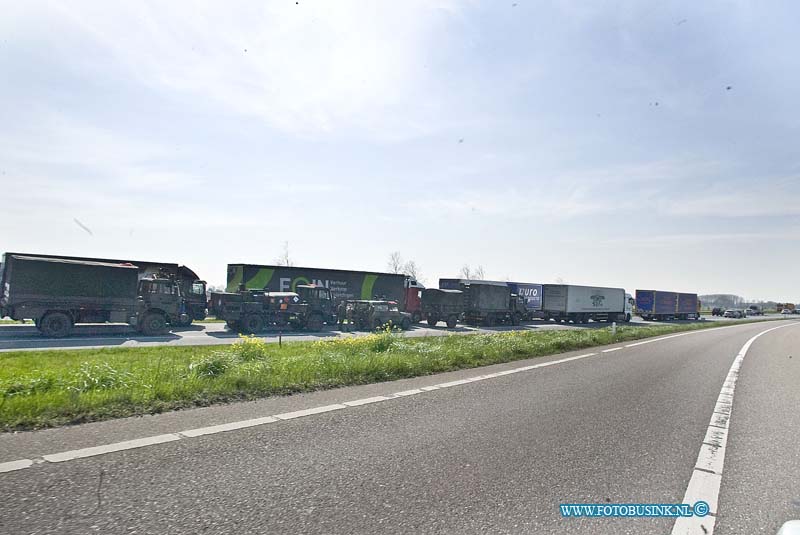100EOS1D523.jpg - VUREN - Op maandag 11 april 2016 is er op de Rijksweg A15 richting Rotterdam t.h van Vuren een zwaar ongeval gebeurt waar diverse gewonden en een dode vielen.Er zijn diverse auto's en vrachtauto's bij betrokken ook lig er een geschaarde caravan op de snelweg.De A15 is verlopig in zijn geheel afgesloten en er is een grip 1.Soldaten die onderweg naar Dordrecht waren in een convooi voor de grote luchtbrigade oefening zagen het ongeval gebeuren en verleende gelijk met diverse soldaten eerste hulp.Volgens de soldaten was de man die overleden is op slag dood.Deze digitale foto blijft eigendom van FOTOPERSBURO BUSINK. Wij hanteren de voorwaarden van het N.V.F. en N.V.J. Gebruik van deze foto impliceert dat u bekend bent  en akkoord gaat met deze voorwaarden bij publicatie.EB/ETIENNE BUSINK