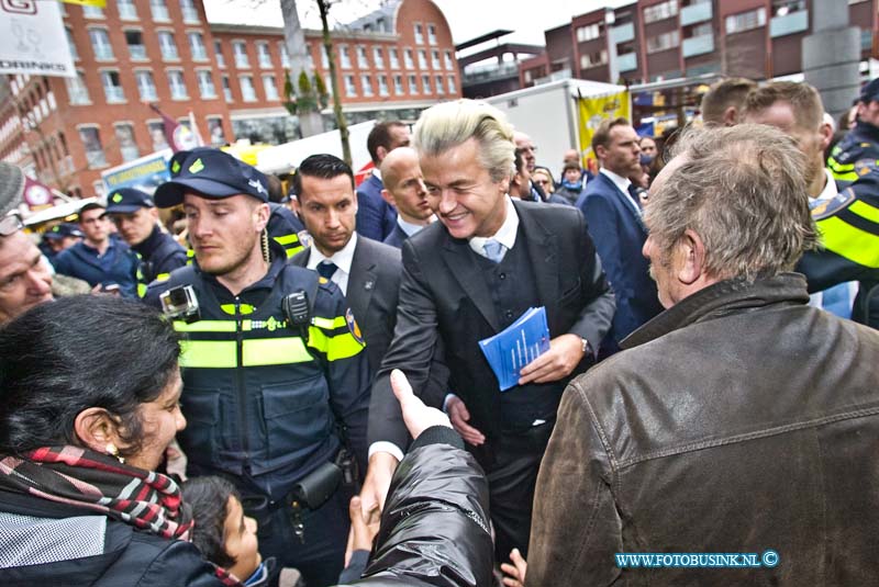 16040204.jpg - DORDRECHT 02 April 2016 (Foto: Wilders geeft buitenlands gezin een handje) Bezoek Wilders aan Dordtse markt vol geweld. Tijdens het bezoek van Wilders aan de Dordtse weekendmarkt om te flyeren voor de campagne tegen het akkoord tussen de EU en Oekraïne van 6 april , waren veel protesten en demonstranten, die tegen haat en geweld zijn, ondanks werden er enkelen arrestaties verricht met geweld door de politie. Ook waren er tal van anti Wilders spandoeken en vele anti-Wilder stickers geplakt. Het was lang onrustig en ook werd er tot ver na het bezoek mensen gefouilleerd.Deze digitale foto blijft eigendom van FOTOPERSBURO BUSINK. Wij hanteren de voorwaarden van het N.V.F. en N.V.J. Gebruik van deze foto impliceert dat u bekend bent  en akkoord gaat met deze voorwaarden bij publicatie.EB/ETIENNE BUSINK