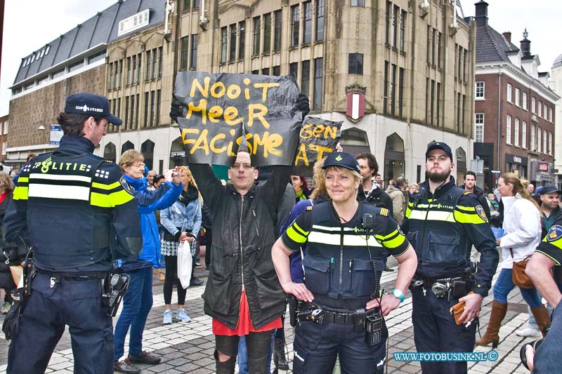 16040205.jpg - DORDRECHT 02 April 2016 Bezoek Wilders aan Dordtse markt vol geweld. Tijdens het bezoek van Wilders aan de Dordtse weekendmarkt om te flyeren voor de campagne tegen het akkoord tussen de EU en Oekraïne van 6 april , waren veel protesten en demonstranten, die tegen haat en geweld zijn, ondanks werden er enkelen arrestaties verricht met geweld door de politie. Ook waren er tal van anti Wilders spandoeken en vele anti-Wilder stickers geplakt. Het was lang onrustig en ook werd er tot ver na het bezoek mensen gefouilleerd.Deze digitale foto blijft eigendom van FOTOPERSBURO BUSINK. Wij hanteren de voorwaarden van het N.V.F. en N.V.J. Gebruik van deze foto impliceert dat u bekend bent  en akkoord gaat met deze voorwaarden bij publicatie.EB/ETIENNE BUSINK
