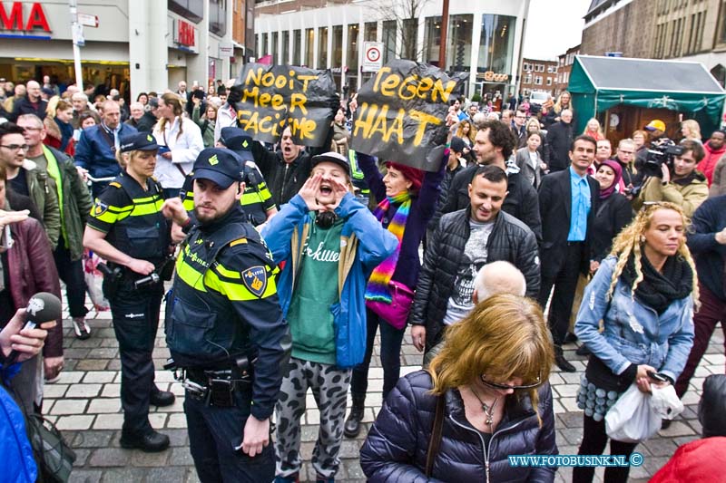 16040206.jpg - DORDRECHT 02 April 2016 Bezoek Wilders aan Dordtse markt vol geweld. Tijdens het bezoek van Wilders aan de Dordtse weekendmarkt om te flyeren voor de campagne tegen het akkoord tussen de EU en Oekraïne van 6 april , waren veel protesten en demonstranten, die tegen haat en geweld zijn, ondanks werden er enkelen arrestaties verricht met geweld door de politie. Ook waren er tal van anti Wilders spandoeken en vele anti-Wilder stickers geplakt. Het was lang onrustig en ook werd er tot ver na het bezoek mensen gefouilleerd.Deze digitale foto blijft eigendom van FOTOPERSBURO BUSINK. Wij hanteren de voorwaarden van het N.V.F. en N.V.J. Gebruik van deze foto impliceert dat u bekend bent  en akkoord gaat met deze voorwaarden bij publicatie.EB/ETIENNE BUSINK