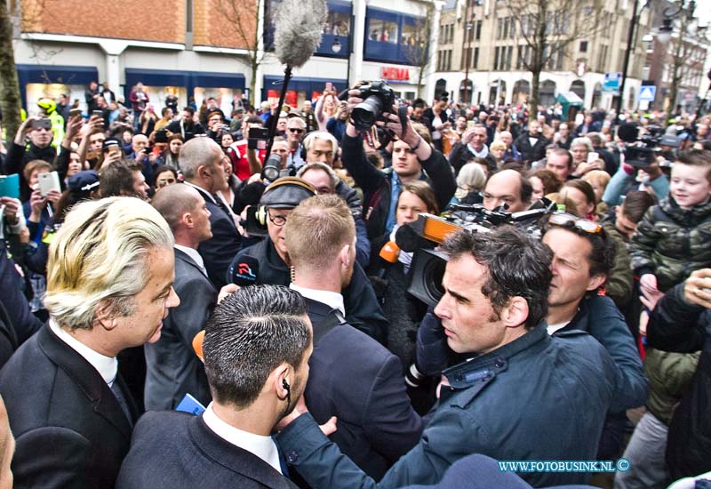 16040212.jpg - DORDRECHT 02 April 2016 Bezoek Wilders aan Dordtse markt vol geweld. Tijdens het bezoek van Wilders aan de Dordtse weekendmarkt om te flyeren voor de campagne tegen het akkoord tussen de EU en Oekraïne van 6 april , waren veel protesten en demonstranten, die tegen haat en geweld zijn, ondanks werden er enkelen arrestaties verricht met geweld door de politie. Ook waren er tal van anti Wilders spandoeken en vele anti-Wilder stickers geplakt. Het was lang onrustig en ook werd er tot ver na het bezoek mensen gefouilleerd.Deze digitale foto blijft eigendom van FOTOPERSBURO BUSINK. Wij hanteren de voorwaarden van het N.V.F. en N.V.J. Gebruik van deze foto impliceert dat u bekend bent  en akkoord gaat met deze voorwaarden bij publicatie.EB/ETIENNE BUSINK