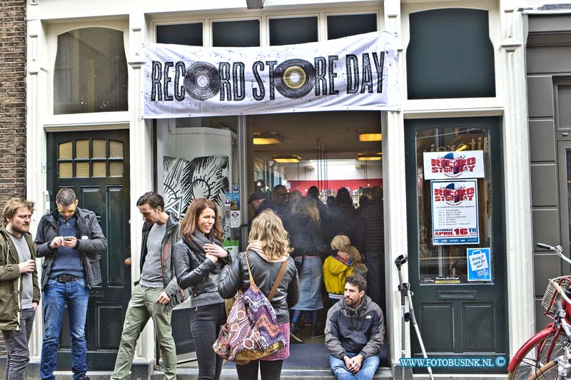 16041605.jpg - DORDRECHT 16 April 2016 De zevende Nederlandse editie van Record Store Day, dé feestdag voor en door de onafhankelijke platenzaken over de gehele wereld, plaatsvinden. Opnieuw zal platen- en cd-winkel Velvet Music Dordrecht er alles aan doen om een feestje te bouwen in de winkel aan de Vriesestraat. Foto: Eefje de VisserDeze digitale foto blijft eigendom van FOTOPERSBURO BUSINK. Wij hanteren de voorwaarden van het N.V.F. en N.V.J. Gebruik van deze foto impliceert dat u bekend bent  en akkoord gaat met deze voorwaarden bij publicatie.EB/ETIENNE BUSINK