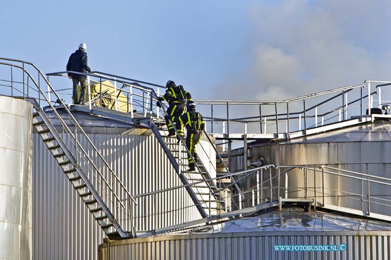 14120904.jpg - FOTOOPDRACHT:Dordrecht:09-12-2014: Op het bedrijfsterrein van Gebr. Van der Lee aan de Donker Duyvisweg in Dordrecht is een ontploffing geweest in een Tankopslag. Dit meldt de Veiligheidsregio ZHZ. Bij de ontploffing is niemand gewond geraakt. De brandweer is aanwezig voor een nacontrole. Volgens de Veiligheidsregio zijn er geen gevaarlijke stoffen vrijgekomen. In de omgeving hangt wel een vreemde lucht, maar die is volgens de brandweer niet schadelijk. Deze digitale foto blijft eigendom van FOTOPERSBURO BUSINK. Wij hanteren de voorwaarden van het N.V.F. en N.V.J. Gebruik van deze foto impliceert dat u bekend bent  en akkoord gaat met deze voorwaarden bij publicatie.EB/ETIENNE BUSINK