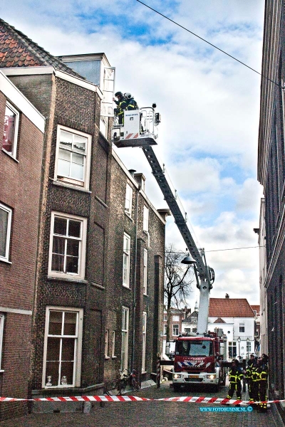 14020902.jpg - FOTOOPDRACHT:Dordrecht:09-02-2014:Aan de Lange ijzerenbrugstraat moest de brandweer een openslaand raam uit de sponning halen door dat de storm het glas er al had uitgeblazen en er een gevaarlijke situatie ontstond.Deze digitale foto blijft eigendom van FOTOPERSBURO BUSINK. Wij hanteren de voorwaarden van het N.V.F. en N.V.J. Gebruik van deze foto impliceert dat u bekend bent  en akkoord gaat met deze voorwaarden bij publicatie.EB/ETIENNE BUSINK