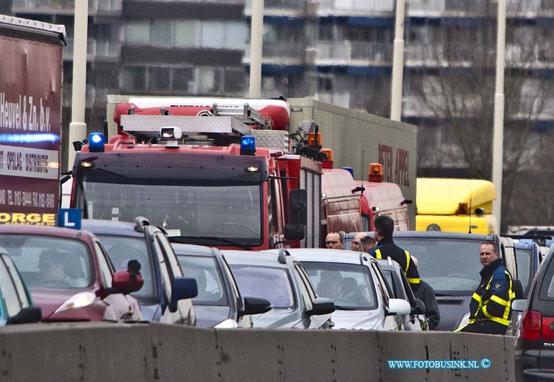 14021001.jpg - FOTOOPDRACHT:Dordrecht:10-02-2014:Bij een verkeers ongeval op de brug Papendrecht-Dordrecht N3 Rondweg, is een persoon gewonde geraakt, nadat de auto door het ongeval overde kop was geslagen. Omdat er spraken was van een beknelling rukte brandweer van Dordrecht en Papendrecht uit, deze reed zich vast in de verkeerschaos die ontstond door het ongeval. De gewonde persoon werd uit zijn voortuig gehaald en door de ambulance dienst naar een ziekenhuis vervoerd. De N3 richting A16 was nog enkelen uren gestremd wat kilometers lange file opleverde.Deze digitale foto blijft eigendom van FOTOPERSBURO BUSINK. Wij hanteren de voorwaarden van het N.V.F. en N.V.J. Gebruik van deze foto impliceert dat u bekend bent  en akkoord gaat met deze voorwaarden bij publicatie.EB/ETIENNE BUSINK