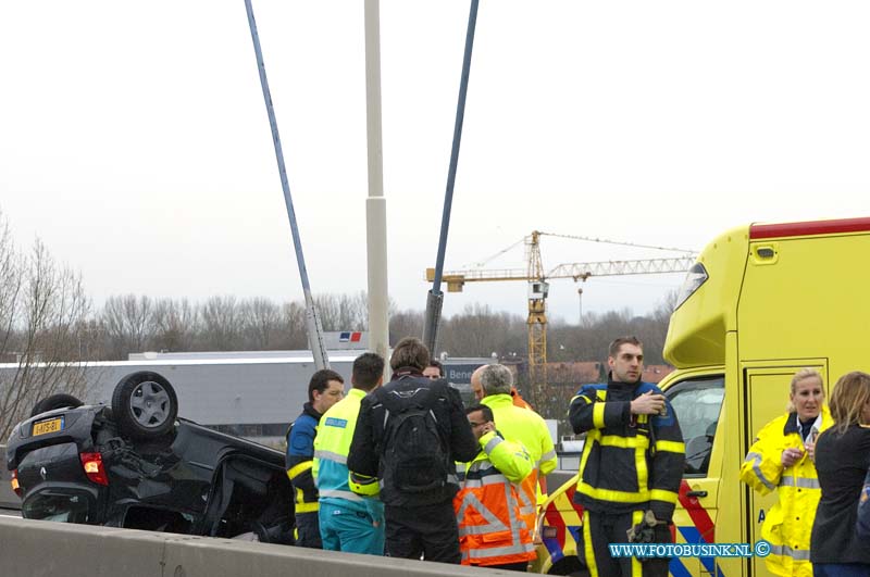 14021002.jpg - FOTOOPDRACHT:Dordrecht:10-02-2014:Bij een verkeers ongeval op de brug Papendrecht-Dordrecht N3 Rondweg, is een persoon gewonde geraakt, nadat de auto door het ongeval overde kop was geslagen. Omdat er spraken was van een beknelling rukte brandweer van Dordrecht en Papendrecht uit, deze reed zich vast in de verkeerschaos die ontstond door het ongeval. De gewonde persoon werd uit zijn voortuig gehaald en door de ambulance dienst naar een ziekenhuis vervoerd. De N3 richting A16 was nog enkelen uren gestremd wat kilometers lange file opleverde.Deze digitale foto blijft eigendom van FOTOPERSBURO BUSINK. Wij hanteren de voorwaarden van het N.V.F. en N.V.J. Gebruik van deze foto impliceert dat u bekend bent  en akkoord gaat met deze voorwaarden bij publicatie.EB/ETIENNE BUSINK