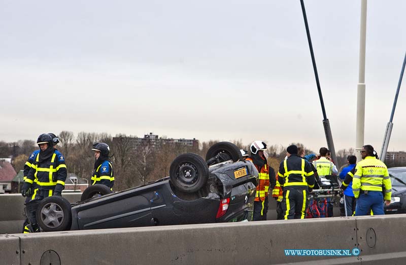 14021003.jpg - FOTOOPDRACHT:Dordrecht:10-02-2014:Bij een verkeers ongeval op de brug Papendrecht-Dordrecht N3 Rondweg, is een persoon gewonde geraakt, nadat de auto door het ongeval overde kop was geslagen. Omdat er spraken was van een beknelling rukte brandweer van Dordrecht en Papendrecht uit, deze reed zich vast in de verkeerschaos die ontstond door het ongeval. De gewonde persoon werd uit zijn voortuig gehaald en door de ambulance dienst naar een ziekenhuis vervoerd. De N3 richting A16 was nog enkelen uren gestremd wat kilometers lange file opleverde.Deze digitale foto blijft eigendom van FOTOPERSBURO BUSINK. Wij hanteren de voorwaarden van het N.V.F. en N.V.J. Gebruik van deze foto impliceert dat u bekend bent  en akkoord gaat met deze voorwaarden bij publicatie.EB/ETIENNE BUSINK