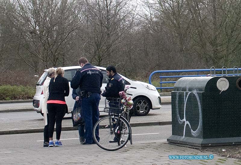 14022201.jpg - FOTOOPDRACHT:Dordrecht:22-02-2014:Aanrijding P.A.de Kokplein in wijk Sterrenburg. Een fietser en een auto raakte elkaar, de fietser is terplaatse na gekeken door het ambulance personeel en door de politie thuis gebracht.Deze digitale foto blijft eigendom van FOTOPERSBURO BUSINK. Wij hanteren de voorwaarden van het N.V.F. en N.V.J. Gebruik van deze foto impliceert dat u bekend bent  en akkoord gaat met deze voorwaarden bij publicatie.EB/ETIENNE BUSINK