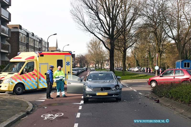 14022401.jpg - FOTOOPDRACHT:Dordrecht:24-02-2014:Aanrijding met letsel tussen 2 personen auto's op de Mauritsweg/Nasauweg. De ambulance dienst behandelde de gewonde ter plaatse en de politie regelde het verkeer.Deze digitale foto blijft eigendom van FOTOPERSBURO BUSINK. Wij hanteren de voorwaarden van het N.V.F. en N.V.J. Gebruik van deze foto impliceert dat u bekend bent  en akkoord gaat met deze voorwaarden bij publicatie.EB/ETIENNE BUSINK