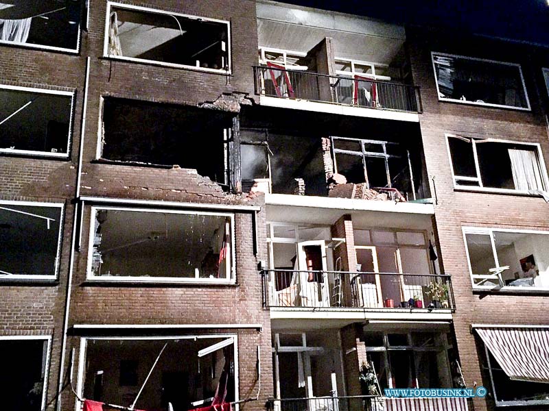 15020102.jpg - FOTOOPDRACHT:Rotetrdam:01-02-2015:Explosies met grote brand in flatgebouw in Moddermanstraat Schebroek Rotterdam. De hulpdiensten zijn zondagmiddag groots uitgerukt. Door nog onbekende oorzaak ontstonden er meerdere explosies op de derde etage van het flatgebouw. De brandweer heeft opgeschaald naar Zeer grote brand en GRIP 2 situatie. Volgens meerdere getuigen is er uit een van de woningen een man gewond uit het pand gehaald. Hoe de brand heeft kunnen ontstaan is niet bekend, hulpdiensten zijn ter plaatse om de brand te blussen. Ambulance personeel zorg voor de meerdere gewonden, gehavende flatgebouw is door de hulpdiensten ontruimd. er zijn vele gewonden gevallen en oo 100 de ruiten in de omgeving gesneuveld.Deze digitale foto blijft eigendom van FOTOPERSBURO BUSINK. Wij hanteren de voorwaarden van het N.V.F. en N.V.J. Gebruik van deze foto impliceert dat u bekend bent  en akkoord gaat met deze voorwaarden bij publicatie.EB/ETIENNE BUSINK