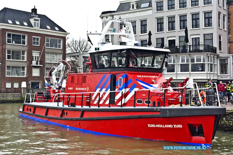 15021204.jpg - FOTOOPDRACHT:Dordrecht:12-02-2015:Donderdag 12 februari vindt de doop plaats van de nieuwe blusboot voor de brandweer Zuid-Holland Zuid aan het Groothoofd/Boomstraat 32.  De huidige blusboot, de Zuid-Holland, is ruim 30 jaar oud en aan vervanging toe.  De doop wordt verricht door mevrouw Schutte.Deze digitale foto blijft eigendom van FOTOPERSBURO BUSINK. Wij hanteren de voorwaarden van het N.V.F. en N.V.J. Gebruik van deze foto impliceert dat u bekend bent  en akkoord gaat met deze voorwaarden bij publicatie.EB/ETIENNE BUSINK