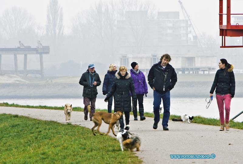 15021211.jpg - FOTOOPDRACHT:Papendrecht:12-02-2015:Honden uitlaten en spelen op speciale plekken door het opstellen van regels voor hondenbezitters toezichthouders controleren dagelijks of hondenbezitters zich aan deze regels houden. Zoals op de foto langs de rivier.Deze digitale foto blijft eigendom van FOTOPERSBURO BUSINK. Wij hanteren de voorwaarden van het N.V.F. en N.V.J. Gebruik van deze foto impliceert dat u bekend bent  en akkoord gaat met deze voorwaarden bij publicatie.EB/ETIENNE BUSINK