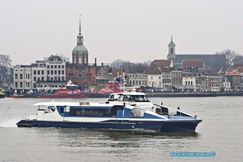 15021215.jpg - De Waterbus vaart over Het drie rivieren punt met op de achtergrond de stad Dordrecht dat ligt op de plaats waar de Merwede zich splitst in de Noord en de Oude Maas.Novum/eb/str.ETIENNE BUSINK