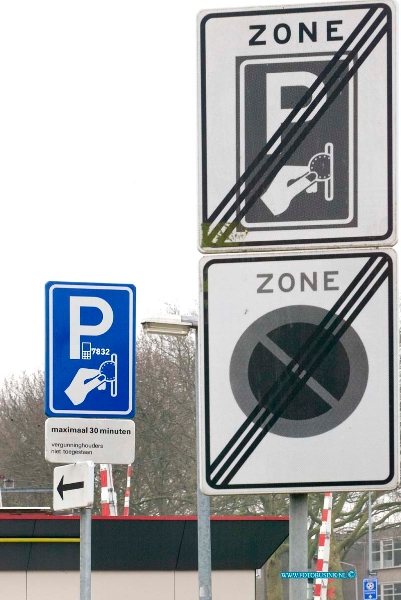 15021217.jpg - FOTOOPDRACHT:Dordrecht:12-02-2015:Soms heb je van situaties met parkeren, dat je niet weet waar je aan toe bent. Zo ook op de Transvaalstraat in Dordrecht. Door een wout aan verkeers borden, is er zoveel onduidelijkheid of je nu wel of niet moet betalen vor parkeren?Deze digitale foto blijft eigendom van FOTOPERSBURO BUSINK. Wij hanteren de voorwaarden van het N.V.F. en N.V.J. Gebruik van deze foto impliceert dat u bekend bent  en akkoord gaat met deze voorwaarden bij publicatie.EB/ETIENNE BUSINK