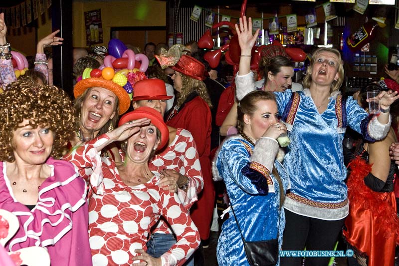 15021445.jpg - FOTOOPDRACHT:Dordrecht :14-02-2015:Carnavals feest bij Brasserie-Sociëteit De Schaapskooi in Krommedijk 210 Carnavalsvereniging de Schenkeltrappers en Carnavalsgilde Nar Veure, organiseren wederom het Narretrappersbal.Deze digitale foto blijft eigendom van FOTOPERSBURO BUSINK. Wij hanteren de voorwaarden van het N.V.F. en N.V.J. Gebruik van deze foto impliceert dat u bekend bent  en akkoord gaat met deze voorwaarden bij publicatie.EB/ETIENNE BUSINK