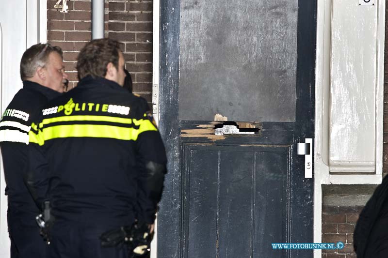 15021502.jpg - Zondag avond heeft er een soort explosie in een woning aan de Mauritsweg te Dordrecht plaats gevonden. Er raakte zover bekend niemand gewond, bewoners van omliggende panden vlucht na de knal masaal naar buiten. De politie sloot wel de omgeving af met linten en de brandweer controleerde het pand op mogelijke brand en andere gevaarlijk situaties. De politie stelt een onderzoek in naar wat er percies gebeurt is in en bij de woning. Een buiten deur en diverse ramen raakt zwaar beschadigdNovum/eb/str.ETIENNE BUSINK