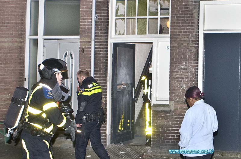 15021503.jpg - FOTOOPDRACHT:Dodrecht:15-02-2015:Zondag avond heeft er een soort explosie in een woning aan de Mauritsweg te Dordrecht plaats gevonden. Er raakte zover bekend niemand gewond, bewoners van omliggende panden vlucht na de knal masaal naar buiten. De politie sloot wel de omgeving af met linten en de brandweer controleerde het pand op mogelijke brand en andere gevaarlijk situaties. De politie stelt een onderzoek in naar wat er percies gebeurt is in en bij de woning.een buiten deur en diverse ramen raakt zwaar beschadigdDeze digitale foto blijft eigendom van FOTOPERSBURO BUSINK. Wij hanteren de voorwaarden van het N.V.F. en N.V.J. Gebruik van deze foto impliceert dat u bekend bent  en akkoord gaat met deze voorwaarden bij publicatie.EB/ETIENNE BUSINK