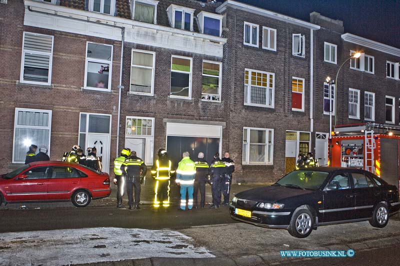 15021506.jpg - FOTOOPDRACHT:Dodrecht:15-02-2015:Zondag avond heeft er een soort explosie in een woning aan de Mauritsweg te Dordrecht plaats gevonden. Er raakte zover bekend niemand gewond, bewoners van omliggende panden vlucht na de knal masaal naar buiten. De politie sloot wel de omgeving af met linten en de brandweer controleerde het pand op mogelijke brand en andere gevaarlijk situaties. De politie stelt een onderzoek in naar wat er percies gebeurt is in en bij de woning.een buiten deur en diverse ramen raakt zwaar beschadigdDeze digitale foto blijft eigendom van FOTOPERSBURO BUSINK. Wij hanteren de voorwaarden van het N.V.F. en N.V.J. Gebruik van deze foto impliceert dat u bekend bent  en akkoord gaat met deze voorwaarden bij publicatie.EB/ETIENNE BUSINK