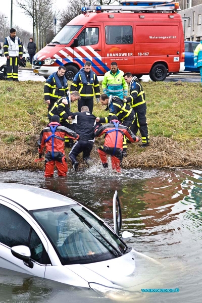 15022501.jpg - FOTOOPDRACHT:Dordrecht:25-02-2015:Foto: Bestuurder wordt op het drogen geholpen.Woensdag begin van de middag is er op de Chico Mendesring in de bocht ter hoogte van de Johan Frisoschool een auto te water geraakt, de bestuurder vergiste zich in de bocht en reed de sloot in. De bestuurder werdt door de brandweer uit zijn voertuig geholpen en onderzocht door het aanwezige ambulance personeel. Het takelwagen haalde auto uit de sloot.Deze digitale foto blijft eigendom van FOTOPERSBURO BUSINK. Wij hanteren de voorwaarden van het N.V.F. en N.V.J. Gebruik van deze foto impliceert dat u bekend bent  en akkoord gaat met deze voorwaarden bij publicatie.EB/ETIENNE BUSINK