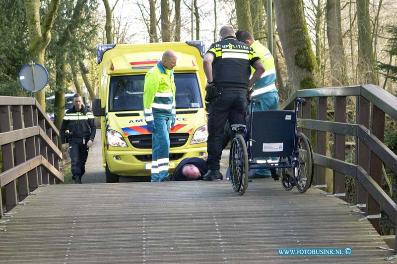 15022702.jpg - FOTOOPDRACHT:Dordrecht:27-02-2015:Vrijdagmiddag is er op de Achterweg in Dordrecht thv het bruggetje een man uit zijn rolstoel gevallen. Het ambulance personeel heeft de man ter plaatsen nagekeken en vervoerd naar het ziekenhuis. Deze digitale foto blijft eigendom van FOTOPERSBURO BUSINK. Wij hanteren de voorwaarden van het N.V.F. en N.V.J. Gebruik van deze foto impliceert dat u bekend bent  en akkoord gaat met deze voorwaarden bij publicatie.EB/ETIENNE BUSINK