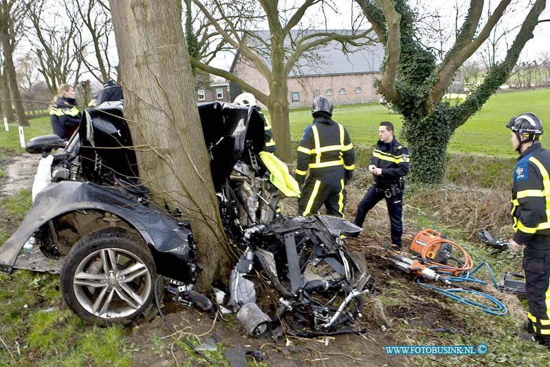 16020203.jpg - GRAVENDEEL 02 FEBRUARI 2016 Bij een eenzijdig ongeval op de strijsendijk is een auto met hoge snelheid uit de bocht gevlogen en op een boom geklap. de bestuurder zat bekneld in zijn totaal vernielde Audi. De Brandweer moest het slachtoffer uit zijn uto knippen en het Ambulance en Trauma helikopter mederwerkers probeerde het leven van het slachtoffer te redden. De weg is afgesloten geweest voor het verkeer, de technische ongevallen dienst van de politie stelt een onderzoek in naar de toedracht van het ongeval.NOVUM COPYRIGHT ETIENNE BUSINK