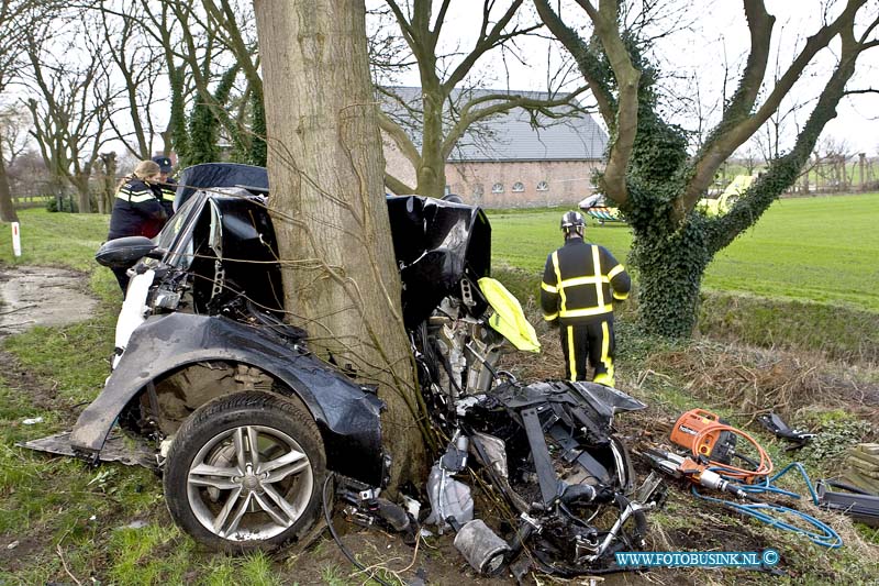 16020204.jpg - GRAVENDEEL 02 FEBRUARI 2016 Bij een eenzijdig ongeval op de strijsendijk is een auto met hoge snelheid uit de bocht gevlogen en op een boom geklap. de bestuurder zat bekneld in zijn totaal vernielde Audi. De Brandweer moest het slachtoffer uit zijn uto knippen en het Ambulance en Trauma helikopter mederwerkers probeerde het leven van het slachtoffer te redden. De weg is afgesloten geweest voor het verkeer, de technische ongevallen dienst van de politie stelt een onderzoek in naar de toedracht van het ongeval.Deze digitale foto blijft eigendom van FOTOPERSBURO BUSINK. Wij hanteren de voorwaarden van het N.V.F. en N.V.J. Gebruik van deze foto impliceert dat u bekend bent  en akkoord gaat met deze voorwaarden bij publicatie.EB/ETIENNE BUSINK
