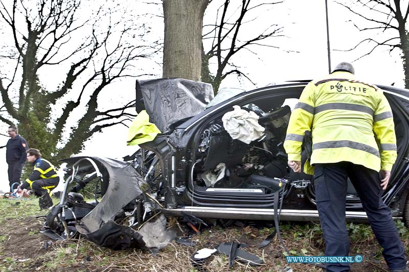 16020207.jpg - GRAVENDEEL 02 FEBRUARI 2016 Bij een eenzijdig ongeval op de strijsendijk is een auto met hoge snelheid uit de bocht gevlogen en op een boom geklap. de bestuurder zat bekneld in zijn totaal vernielde Audi. De Brandweer moest het slachtoffer uit zijn uto knippen en het Ambulance en Trauma helikopter mederwerkers probeerde het leven van het slachtoffer te redden. De weg is afgesloten geweest voor het verkeer, de technische ongevallen dienst van de politie stelt een onderzoek in naar de toedracht van het ongeval.Deze digitale foto blijft eigendom van FOTOPERSBURO BUSINK. Wij hanteren de voorwaarden van het N.V.F. en N.V.J. Gebruik van deze foto impliceert dat u bekend bent  en akkoord gaat met deze voorwaarden bij publicatie.EB/ETIENNE BUSINK